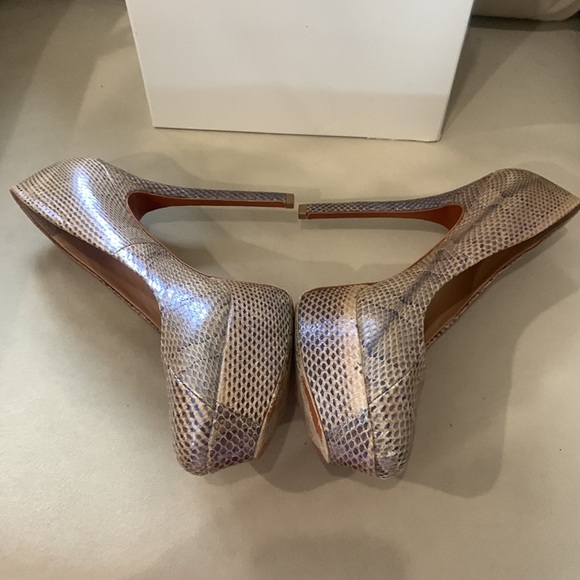 Charles David taupe iridescent platform pump. Style is Regal. Size 9. - Picture 4 of 10